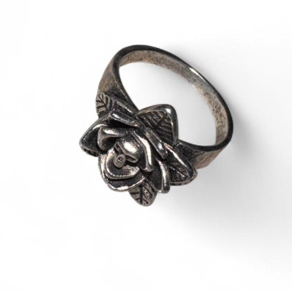 Size 8.5 Silver rose ring with skull and crossbones #gothjewellery #ring